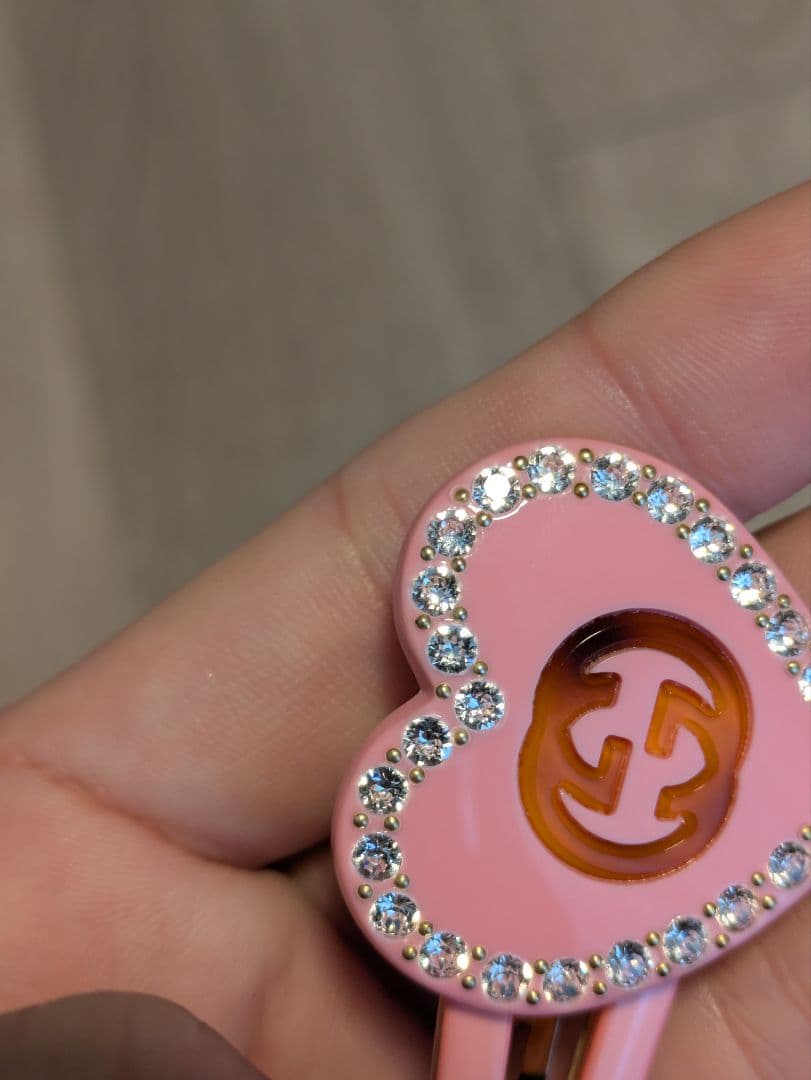 GUCCI ハート型ヘアクリップ ピンク