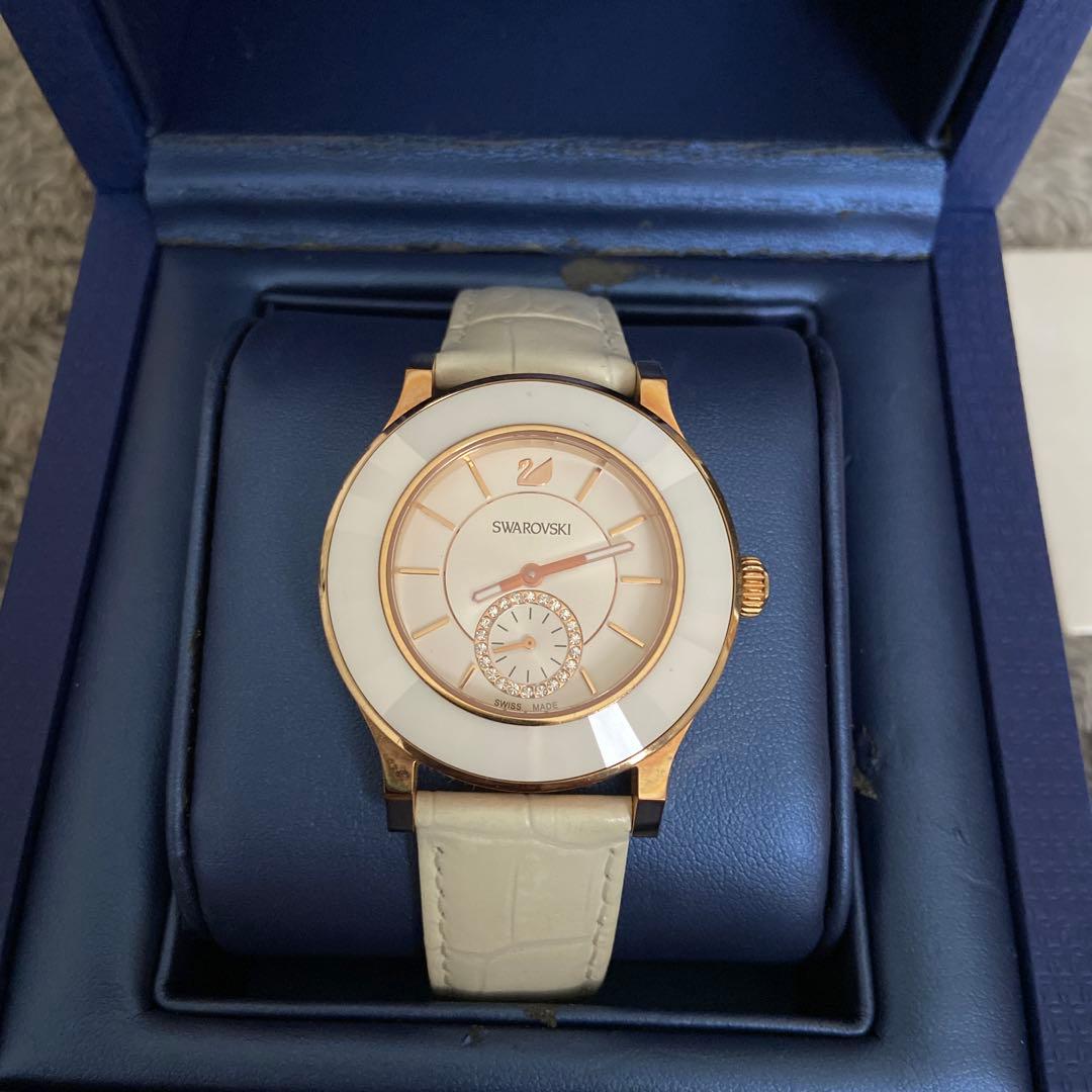Swarovski ホワイトレザー アナログ時計 - メルカリ