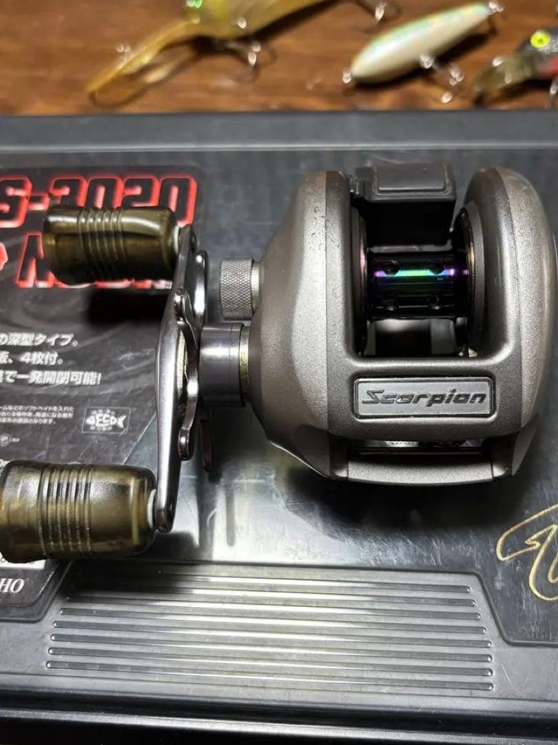 シマノ　スコーピオン　メタニウムXT 《バーサスケース　中古ルアー他付属品あり》