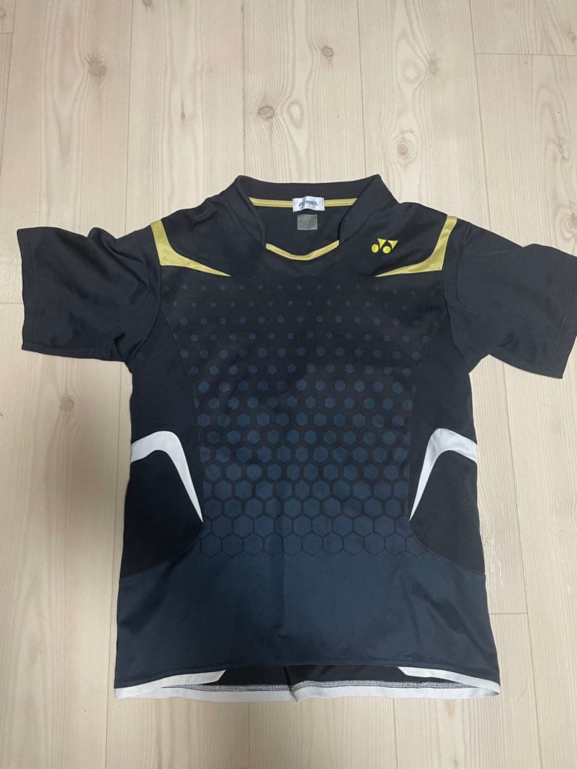 【最終値下げ】バドミントンウェア 黒/金 人気、廃盤モデル