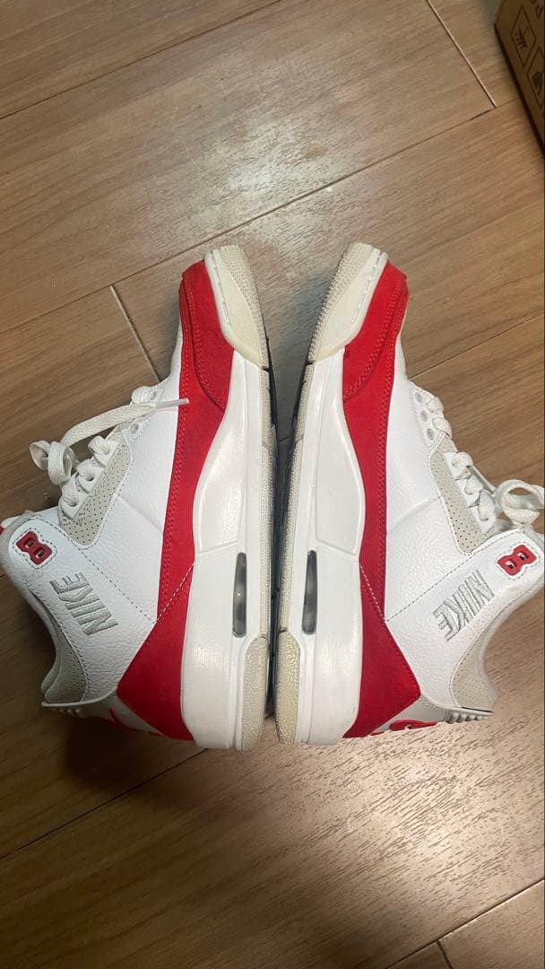 ホワイトとレッドの配色が特徴的なAir Jordan