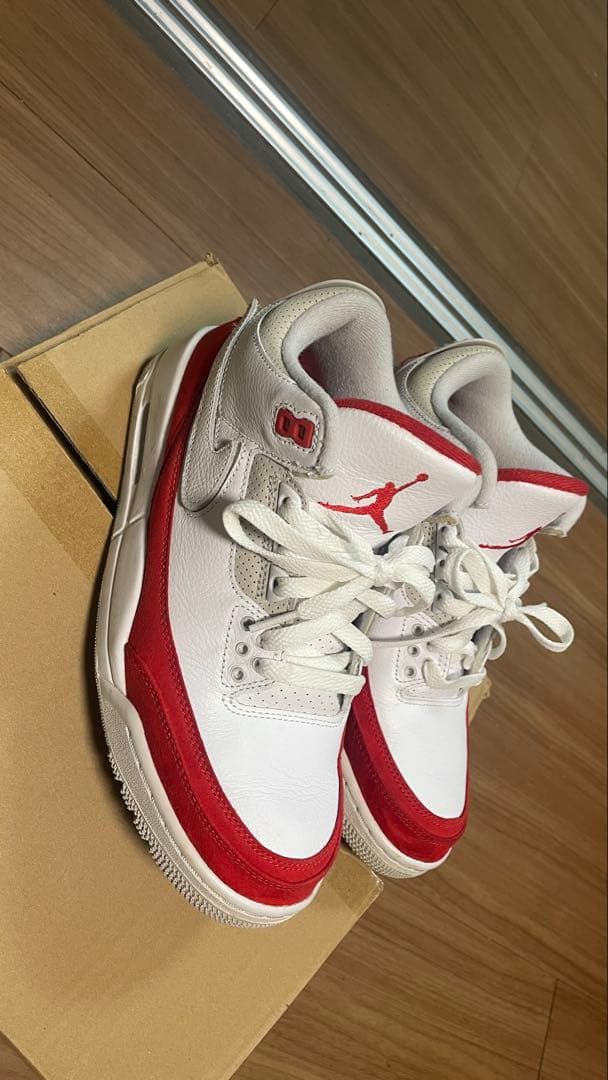 ホワイトとレッドの配色が特徴的なAir Jordan