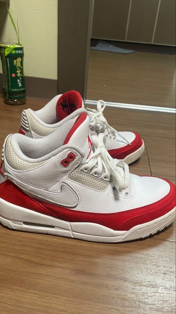 ホワイトとレッドの配色が特徴的なAir Jordan