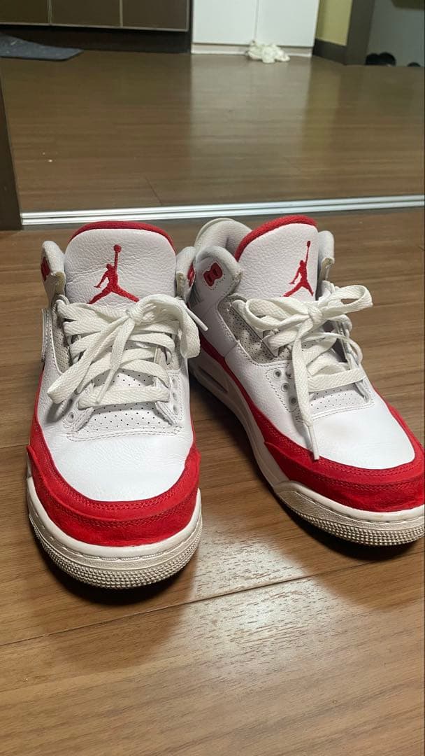 ホワイトとレッドの配色が特徴的なAir Jordan