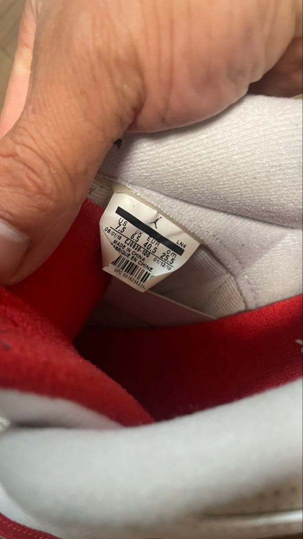 ホワイトとレッドの配色が特徴的なAir Jordan