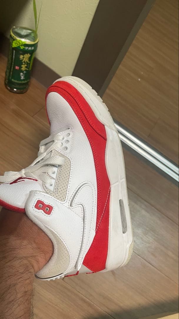 ホワイトとレッドの配色が特徴的なAir Jordan