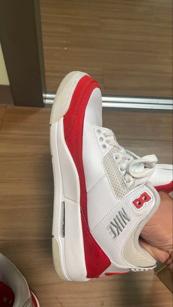 ホワイトとレッドの配色が特徴的なAir Jordan