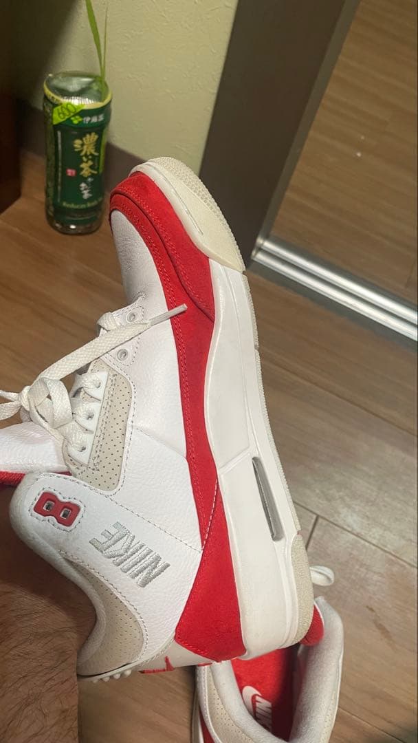 ホワイトとレッドの配色が特徴的なAir Jordan