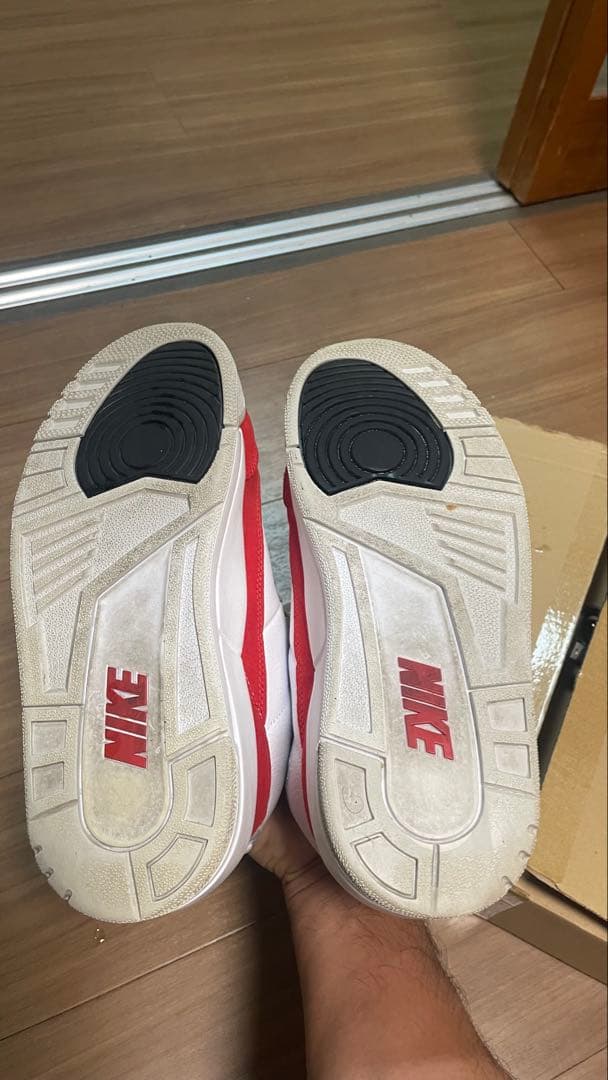 ホワイトとレッドの配色が特徴的なAir Jordan