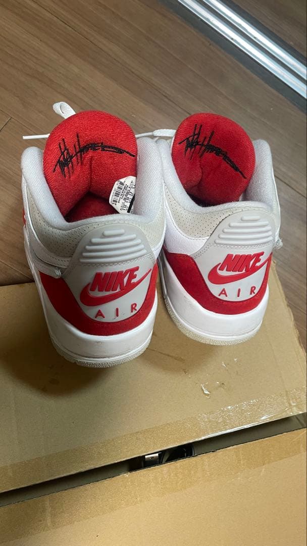 ホワイトとレッドの配色が特徴的なAir Jordan