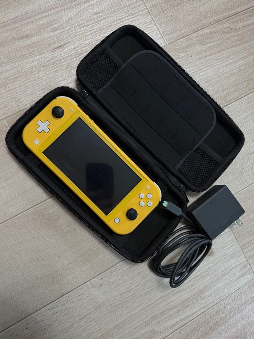 美品　Nintendo Switch Lite イエロー　充電器とケース付き