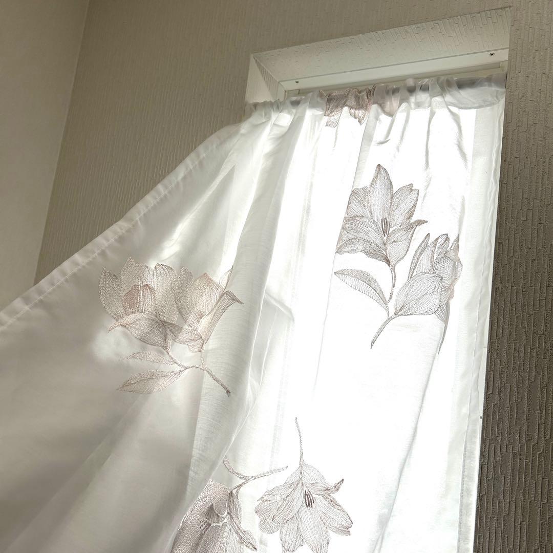 新品・未使用】レースカフェカーテン 縦長 小窓用 刺繍入 花柄