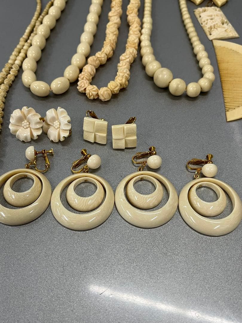 象牙調 アクセサリー ネックレス イヤリング　ペンダントブーロチ11点まとめ売る