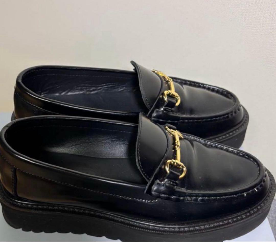 CAMINANDO ブラックレザー厚底ローファー ゴールドチェーン