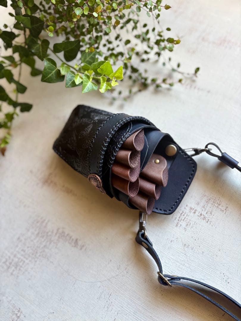 ヌメ革ブラック、蝶型押しブラックのシザーケース