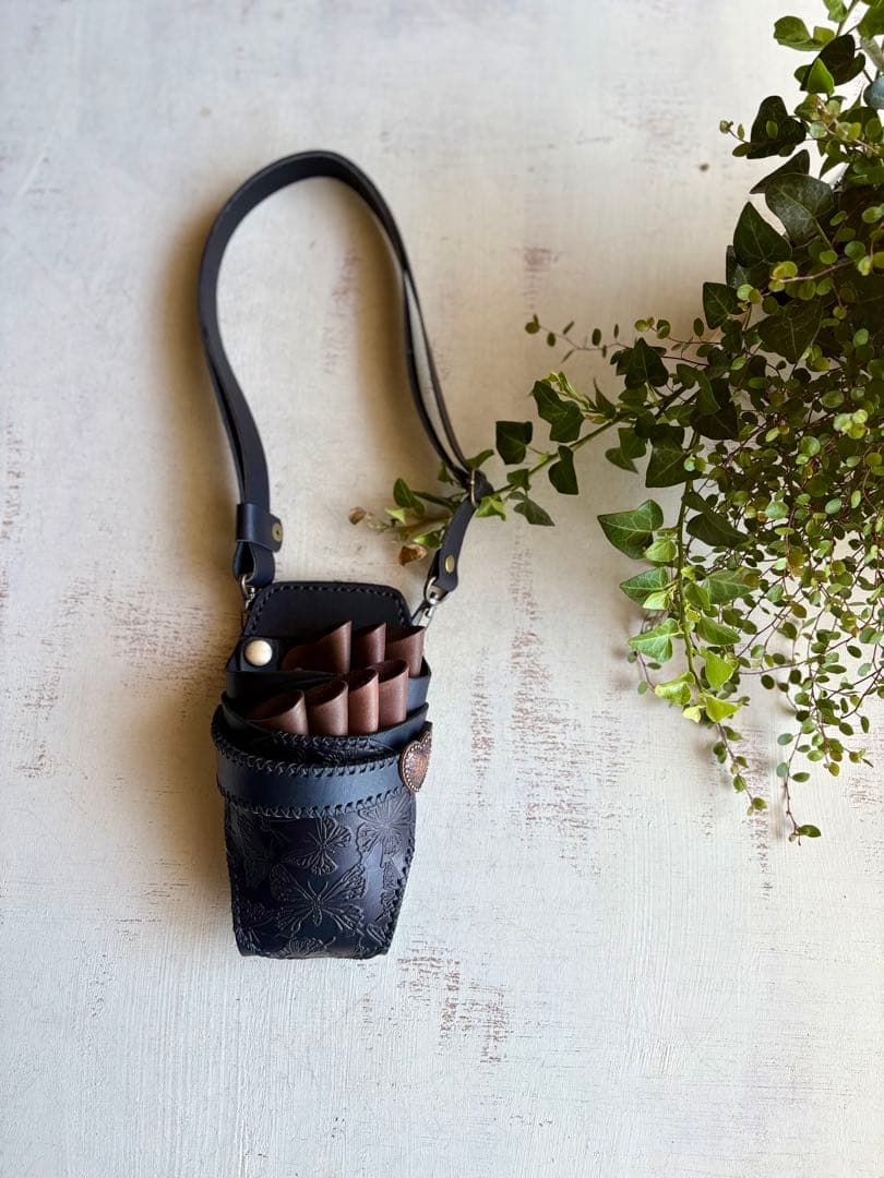 ヌメ革ブラック、蝶型押しブラックのシザーケース