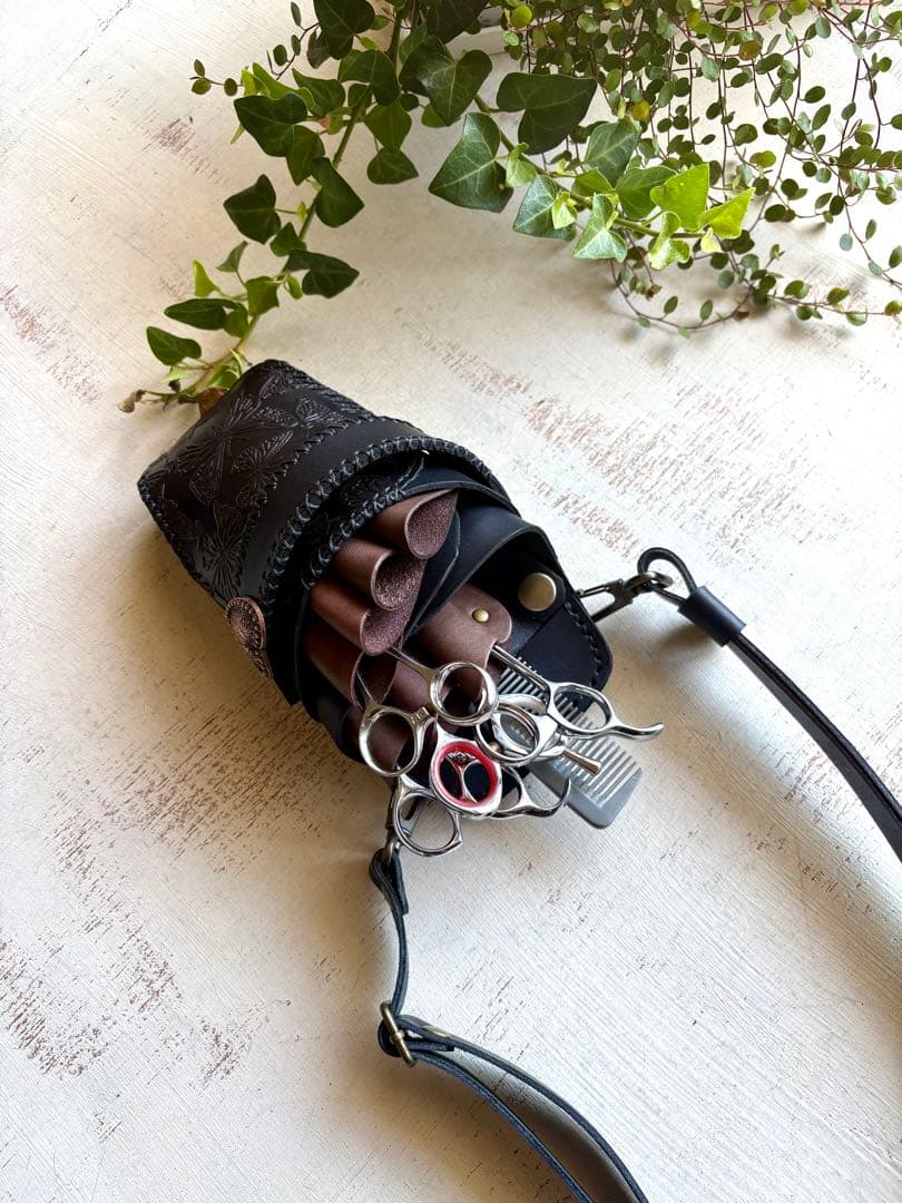 ヌメ革ブラック、蝶型押しブラックのシザーケース