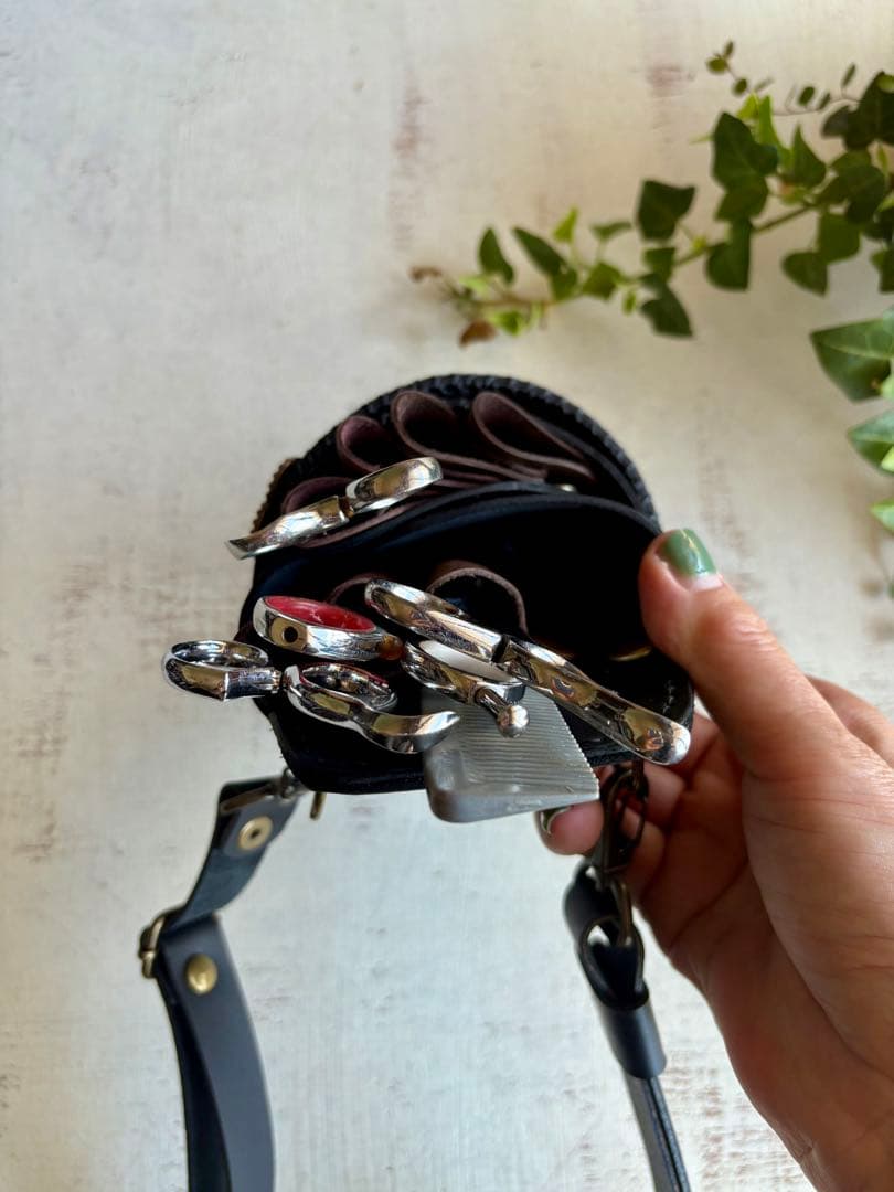 ヌメ革ブラック、蝶型押しブラックのシザーケース