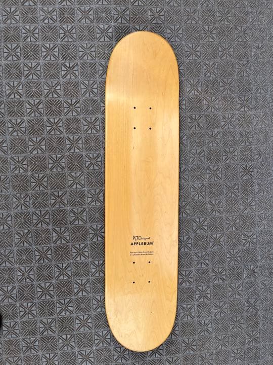 アップルバムとニュータイプのスケートデッキ