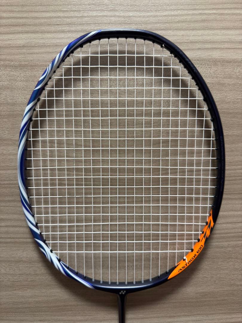 アストロクス100ZZ　4UG5　ヨネックス　バドミントンラケット