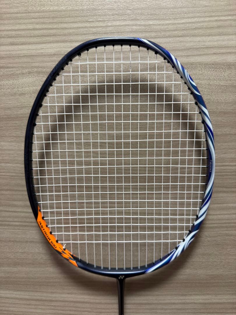 アストロクス100ZZ　4UG5　ヨネックス　バドミントンラケット