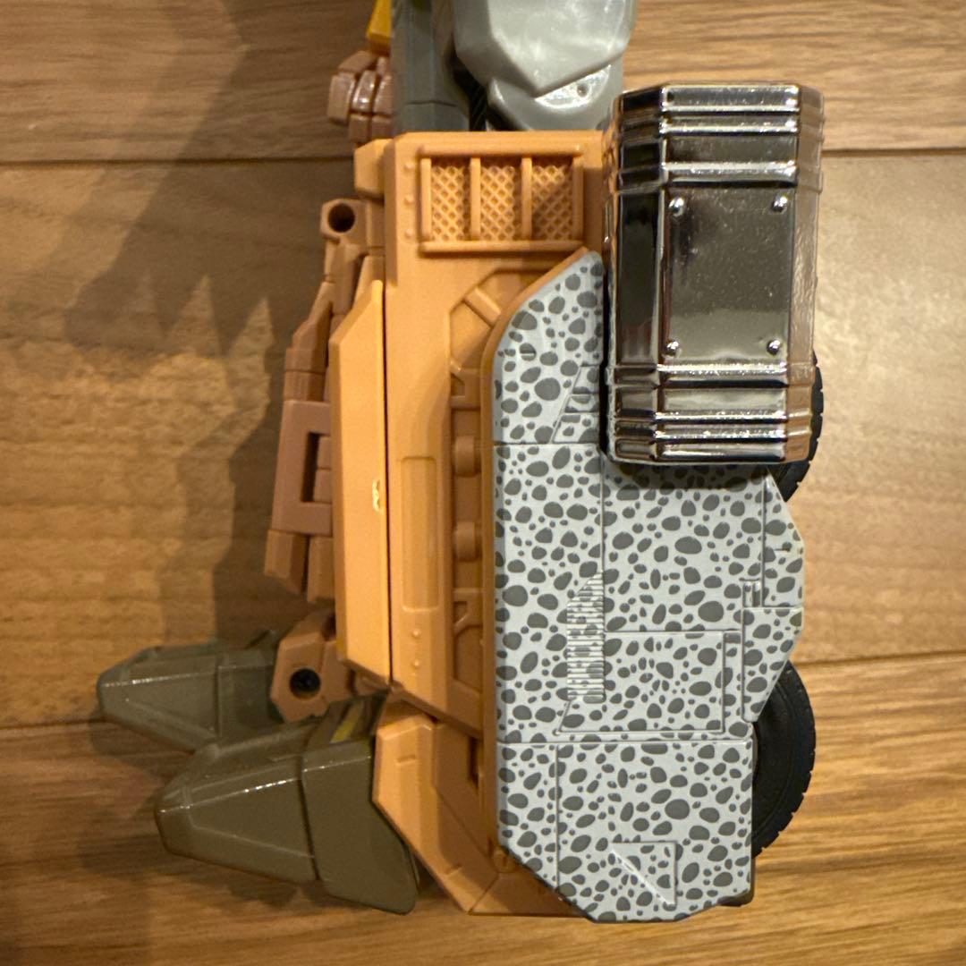 トランスフォーマー　コンボイ atmos safari LEBRON Ver.