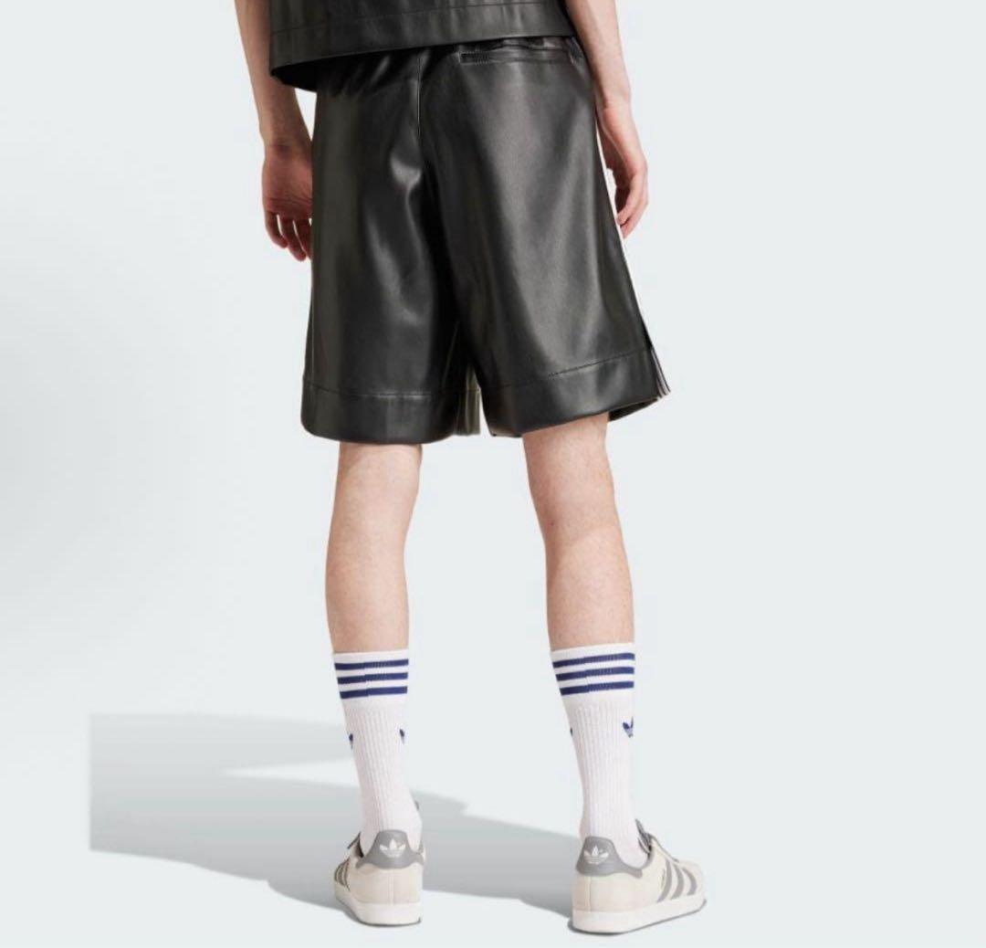 新品L Adidasフェイクレザー スリーストライプスショーツ IZ4043
