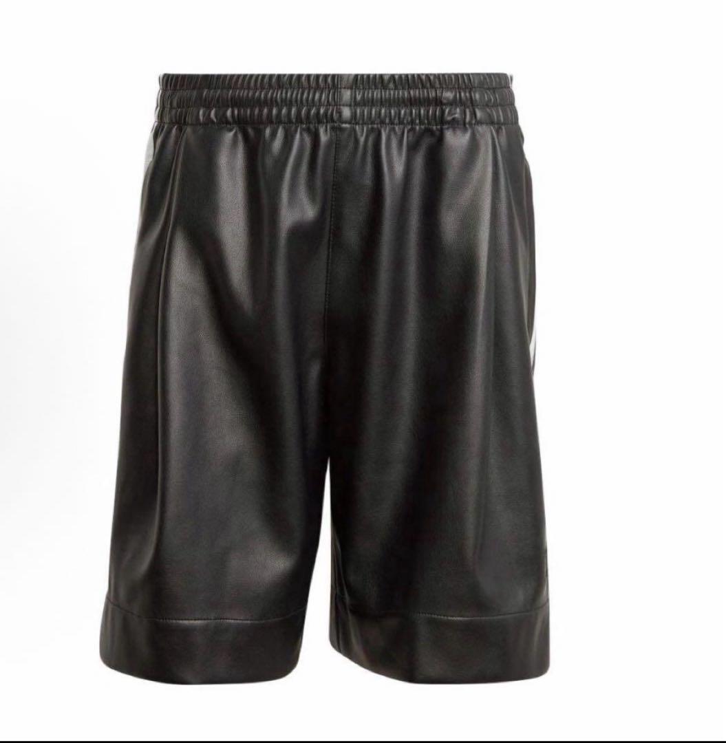 新品L Adidasフェイクレザー スリーストライプスショーツ IZ4043