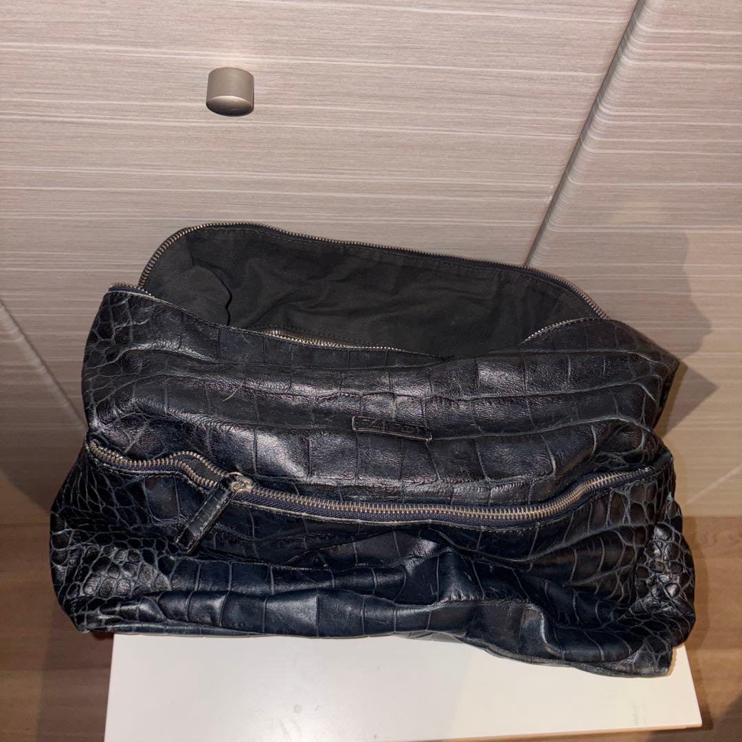 黒いレザーショルダーバッグ