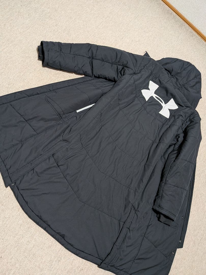 UNDER ARMOUR 刺繍ロゴ　フード付きベンチコート　ロングダウン黒　XL