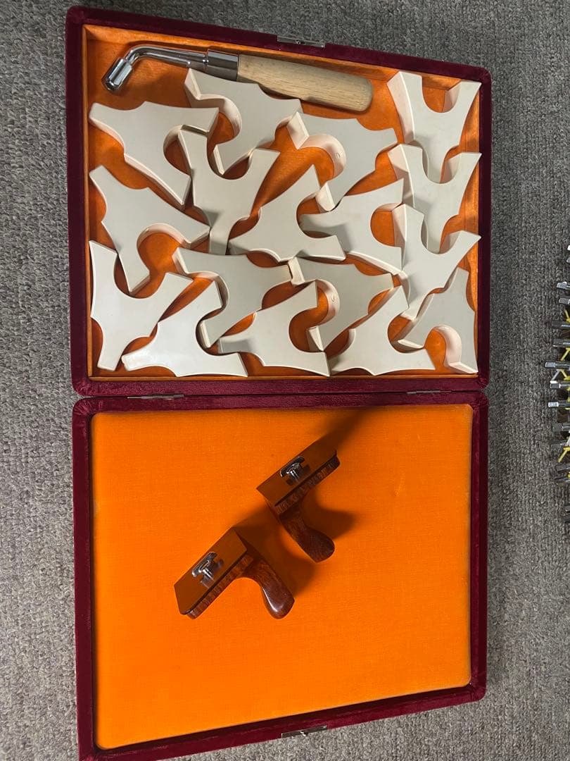 十七絃筝 紅木巻き、専用ケース付き，十七弦柱（大），十七絃猫足，ハンドル