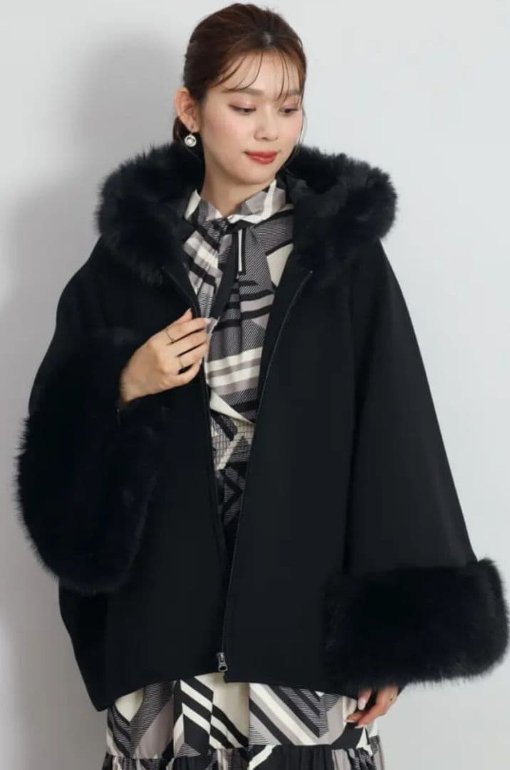 【新品未使用】ブラックファーポンチョ