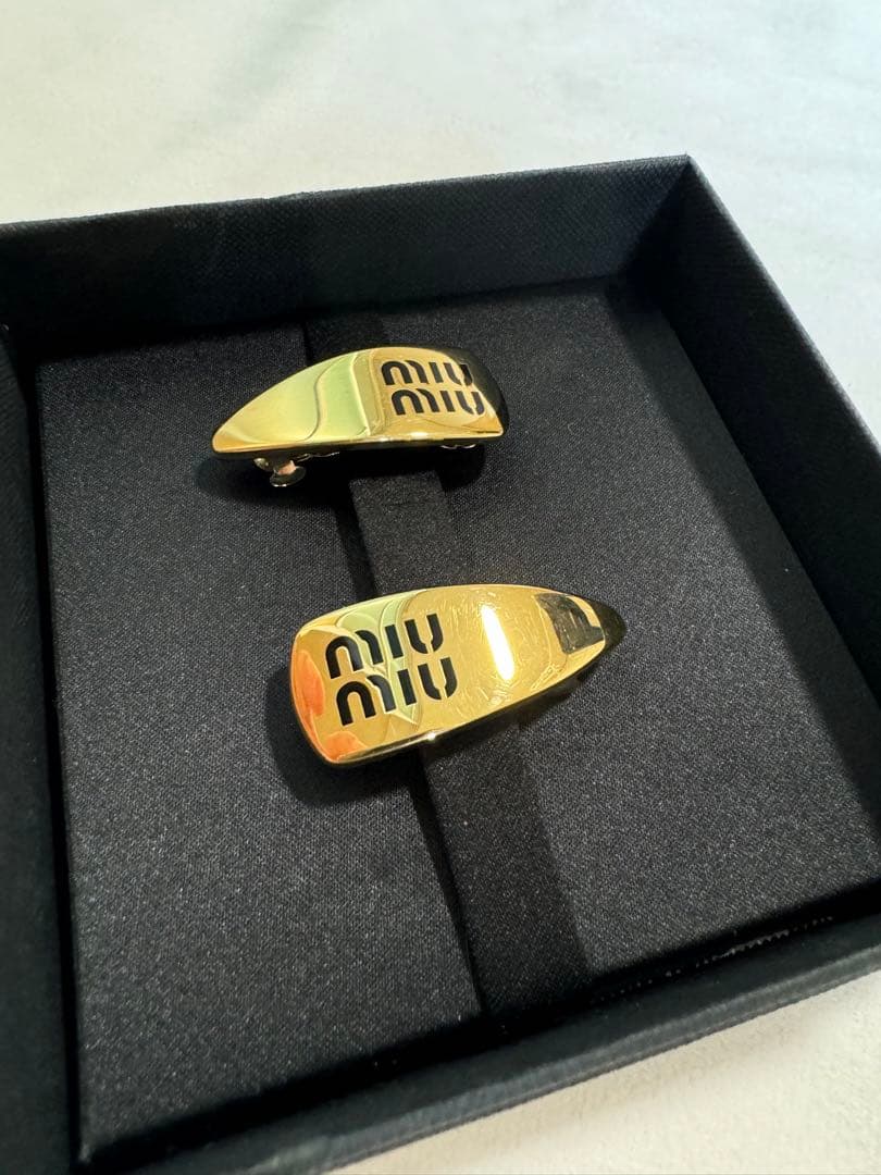 MIU MIU エナメルメタル ヘアクリップ