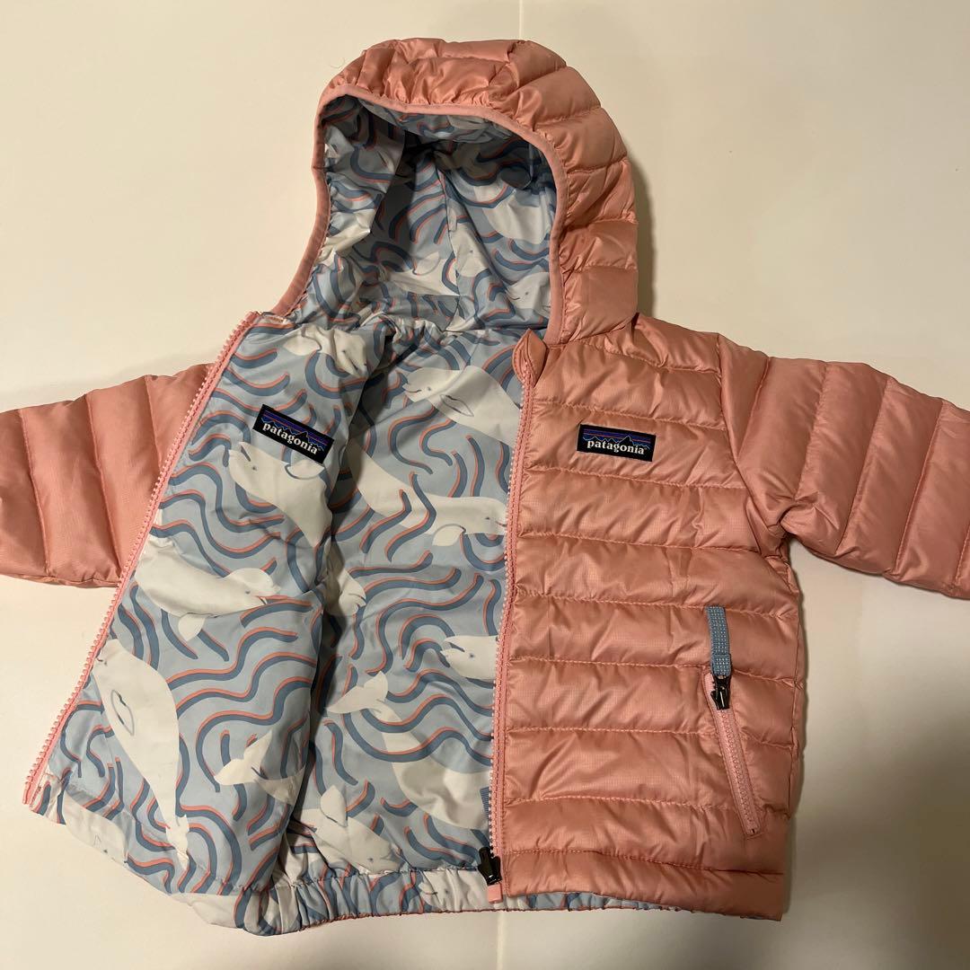 パタゴニア ベビー リバーシブルダウンセーターフーディ水色 くじら