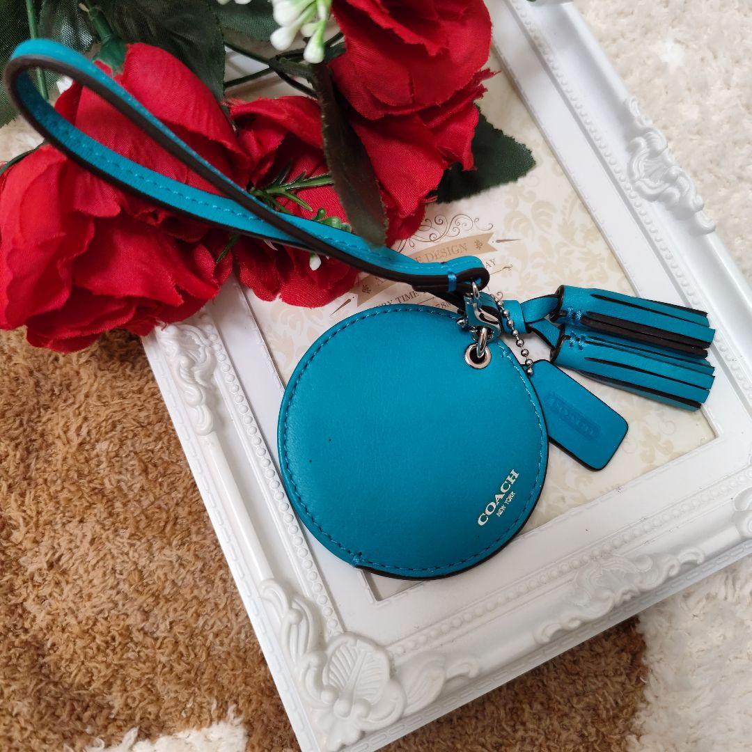 新品 未使用 COACH 円形 ミラー 鏡 キーホルダー レザー - メルカリ
