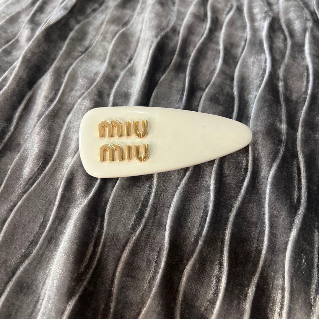 miumiu パテントレザー ヘアクリップ