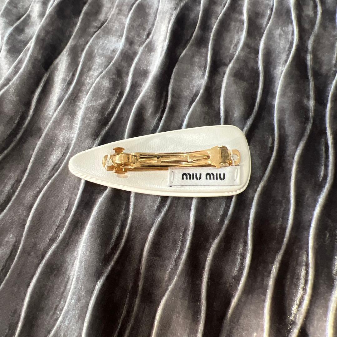 miumiu パテントレザー ヘアクリップ
