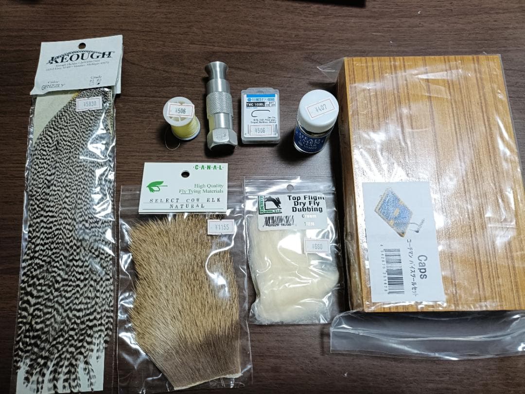 フライ用バイスツールとタイイング材料一式