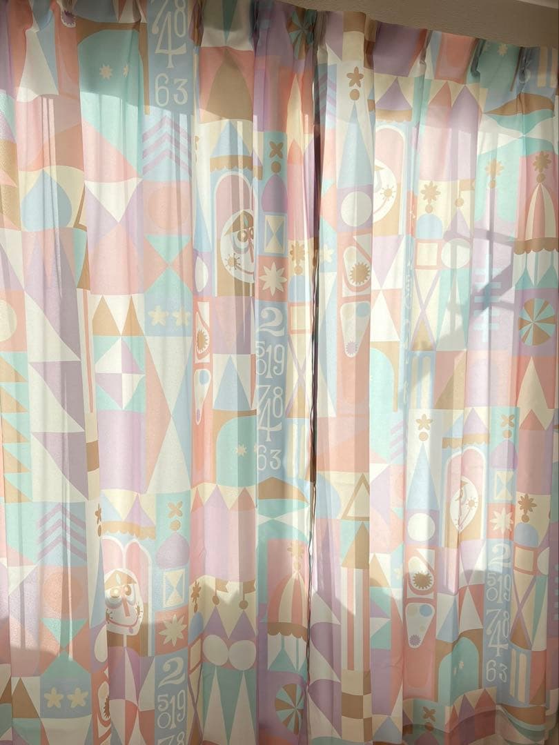 東京ディズニーランド イッツアスモールワールド カーテン2枚 - メルカリ