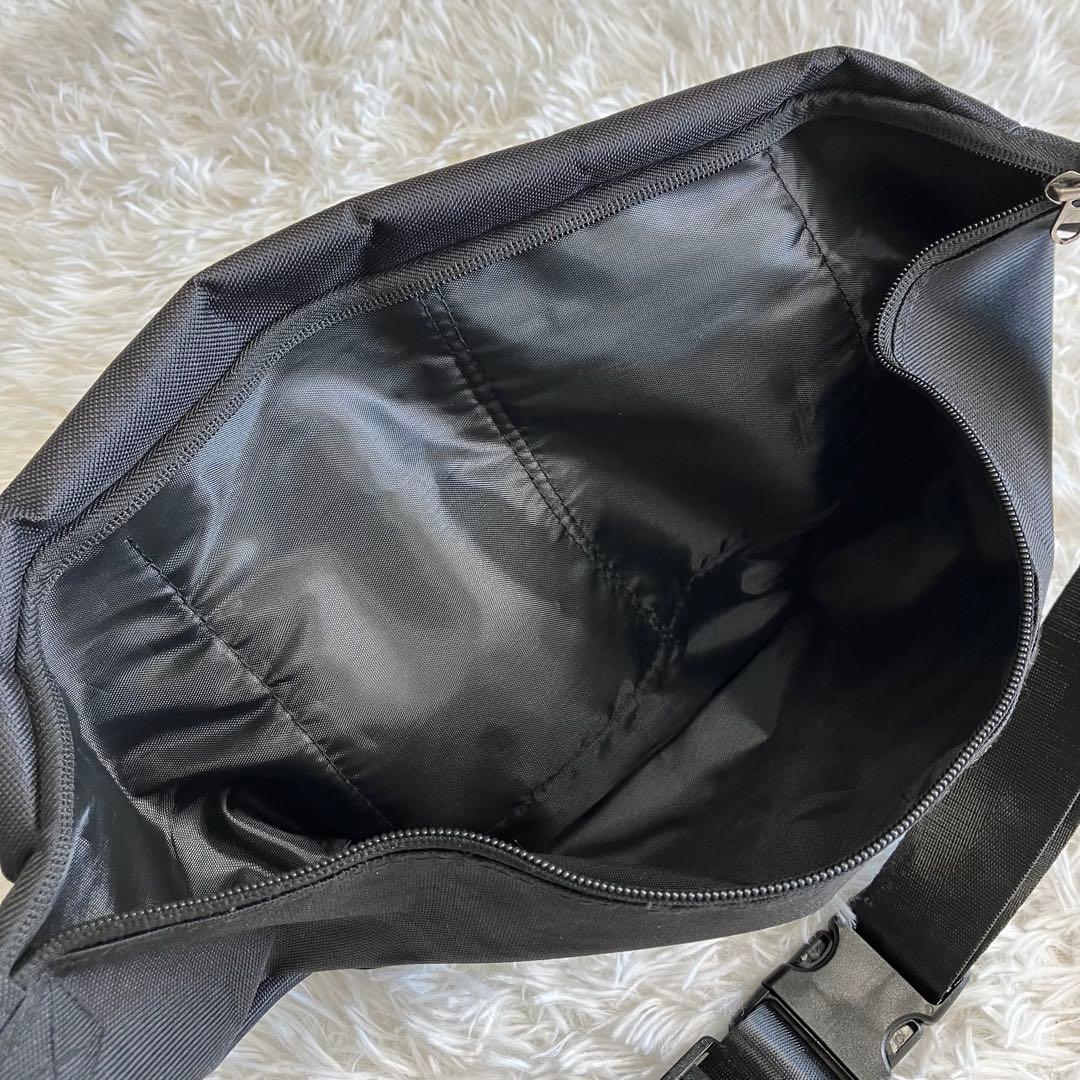 AHCAHCUM あちゃちゅむ　お目目BODY BAG ブラック