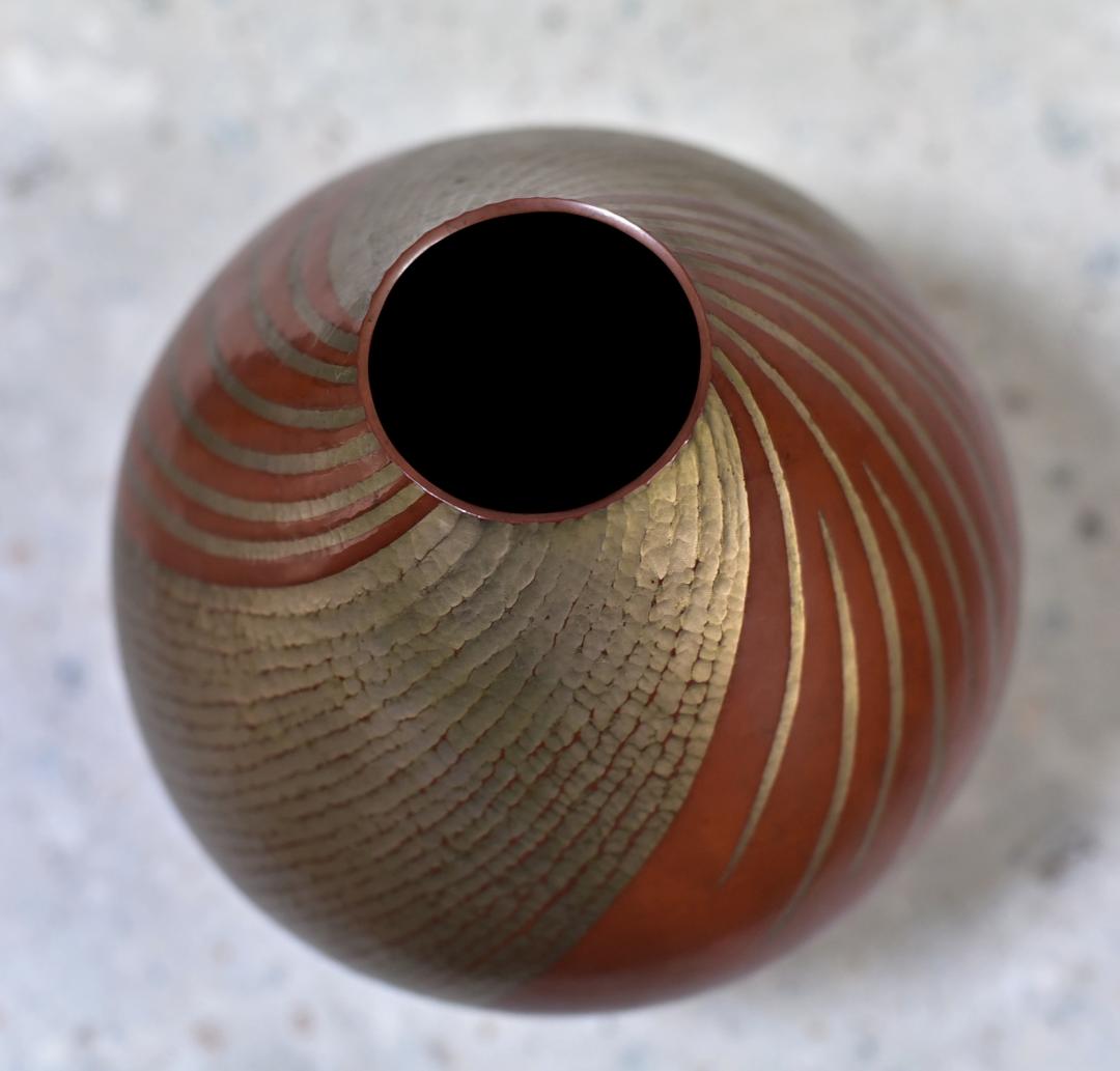 玉川堂第五代目覚平造　金彩紋花瓶（鎚起銅器）花入れ