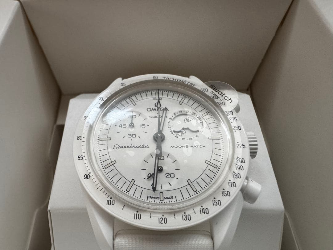 ムーンスウォッチ　スヌーピー　Swatch MoonSwatch 白