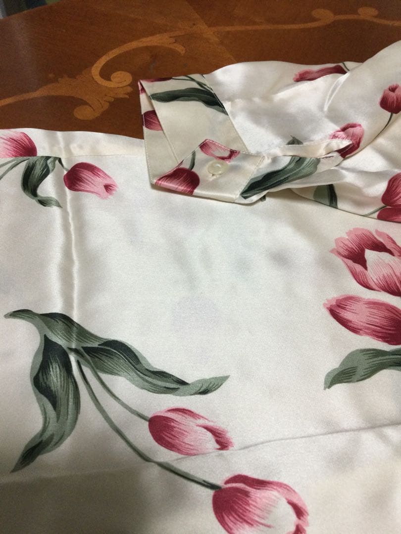 ◎新品未使用タグ付き　レディース　シルク　パジャマ　花柄　セットアップ 可愛い