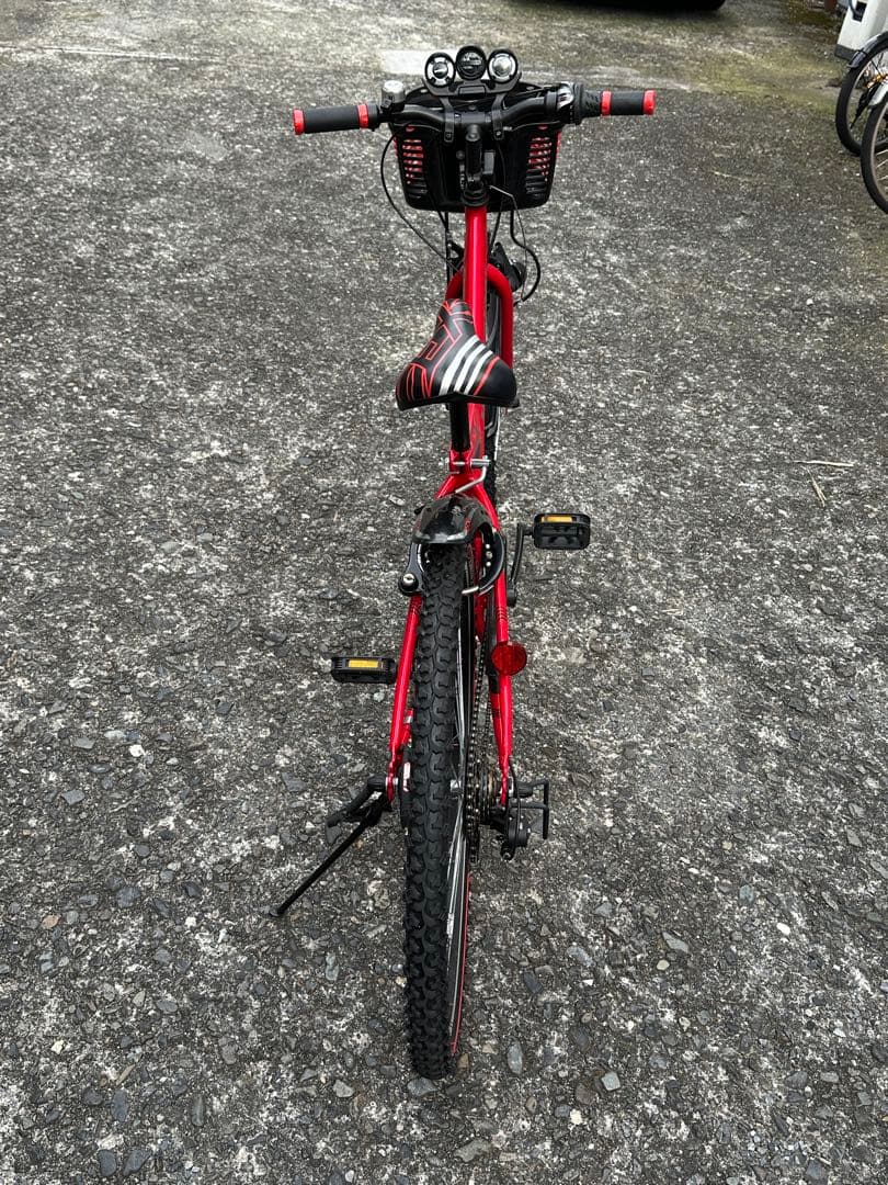 赤いマウンテンバイク フロントバスケット付き