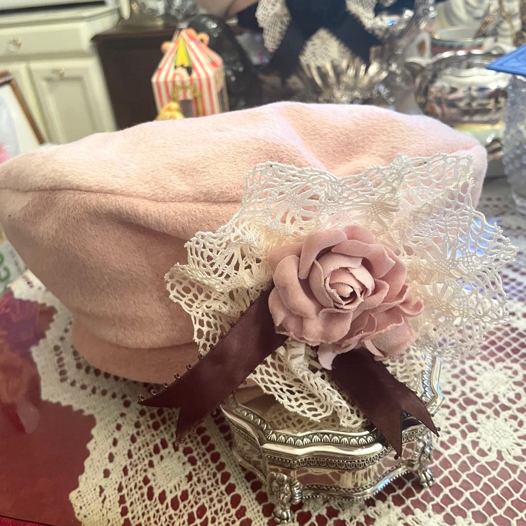 新品　未使用　メアリーマグダレン　ベレー帽　帽子　薄ピンク系　コサージュ　薔薇