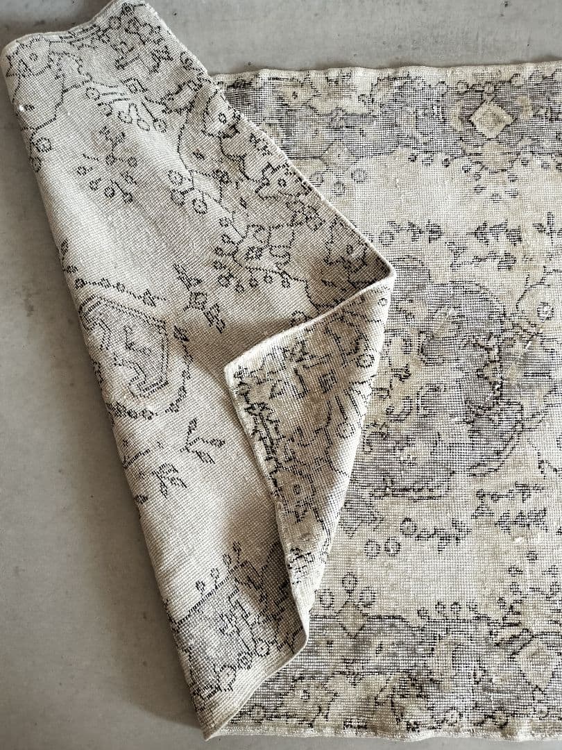 ベージュとペールグレーのヴィンテージトルコラグ雅姫さんNo.546