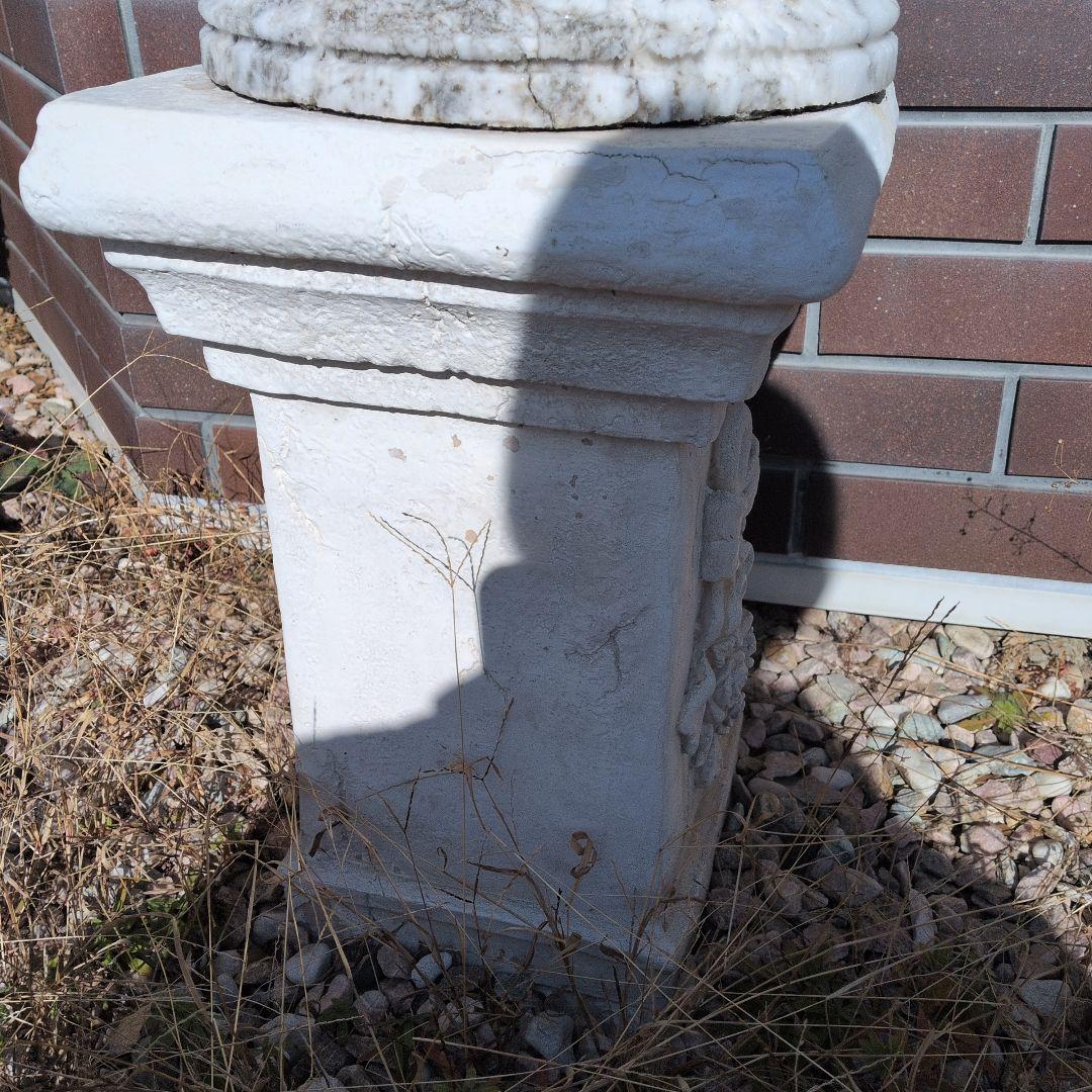 子供と本を読む少女の彫刻