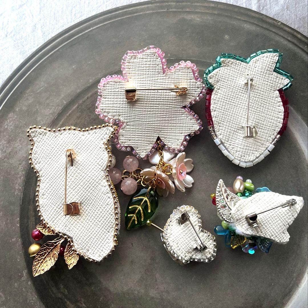 いちご 桜 ビーズ 刺繍ブローチ ハンドメイドアクセサリー