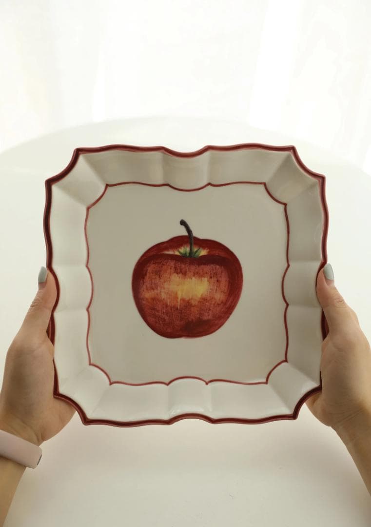 イタリアで購入　リンゴのイラスト 波型皿 4枚セット　新品
