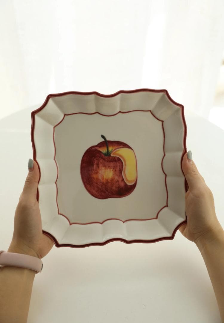 イタリアで購入　リンゴのイラスト 波型皿 4枚セット　新品